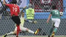 Pemain Korea Selatan, Kim Young-gwon (kiri) mencetak gol ke gawang Manuel Neuer pada laga grup F Piala Dunia 2018 di Kazan Arena, Kazan, Rusia, (27/6/2018). Korea menang atas Jerman 2-0.  (AP/Thanassis Stavrakis)
