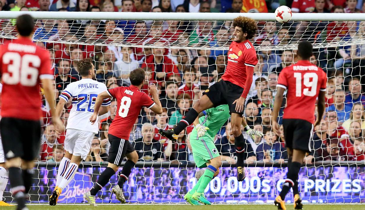 Gelandang Manchester United, Marouane Fellaini, berusaha menghalau laju bola saat pertandingan melawan Sampdoria pada laga persahabatan di Stadion Aviva, Dublin, Rabu (2/8/2017). Manchester United Menang 2-1 atas Sampdoria. (AFP/Paul Faith)