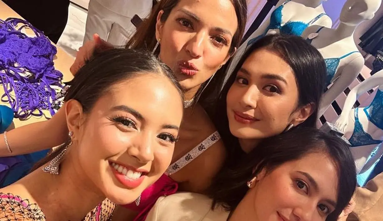 Keempatnya pun tampil dengan riasan makeup flawless glowing. Mikha dan Nia dengan rambut panjang terurai tanpa poni, Aurelie mengikat rambutnya, san rambut pendek Pevita dibuat waves.  [@miktambayong]