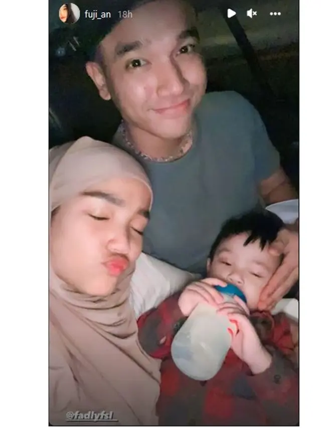 6 Potret Fuji dan Thariq Halilintar Pulang Umrah, Gala Sky Bahagia Banget