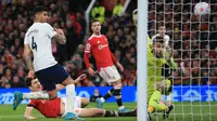 Petaka bagi MU di menit 72. Harry Maguire melakukan kesalahan dengan menjebol gawang sendiri. (AFP/Lindsey Parnaby)