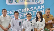 Menko PM Muhaimin Iskandar alias Cak Imin meninjau langsung pelaksanaan program Pemeriksaan Kesehatan Gratis (PKG) di Puskesmas Ciater, Kecamatan Serpong, Kota Tangerang Selatan. (Liputan6.com/Pramita Tristiawati)