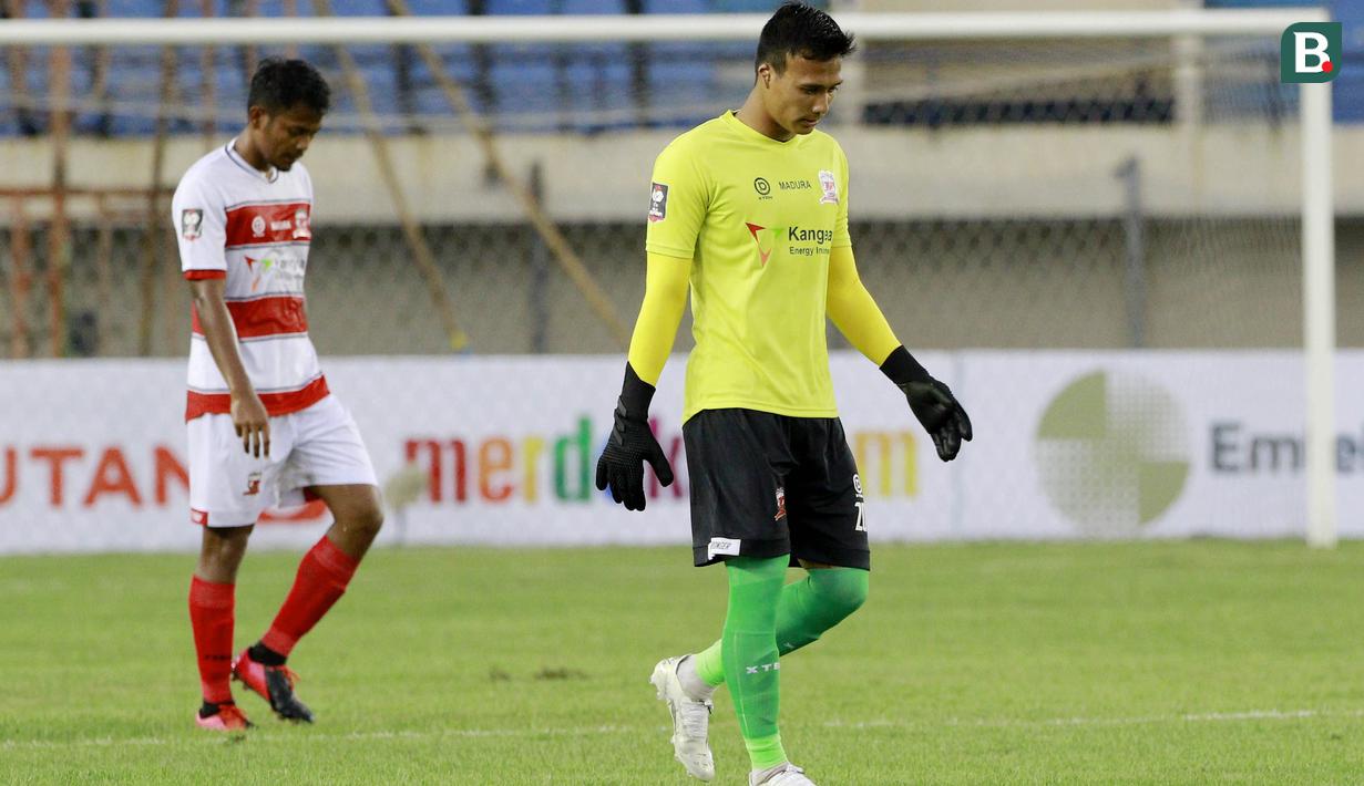 Saat babak kedua Ridho sudah tidak lagi menggunakan rompi. Ia tampil memakai jersey kiper Madura United yang berwarna kuning. (Bola.com/M Iqbal Ichsan)