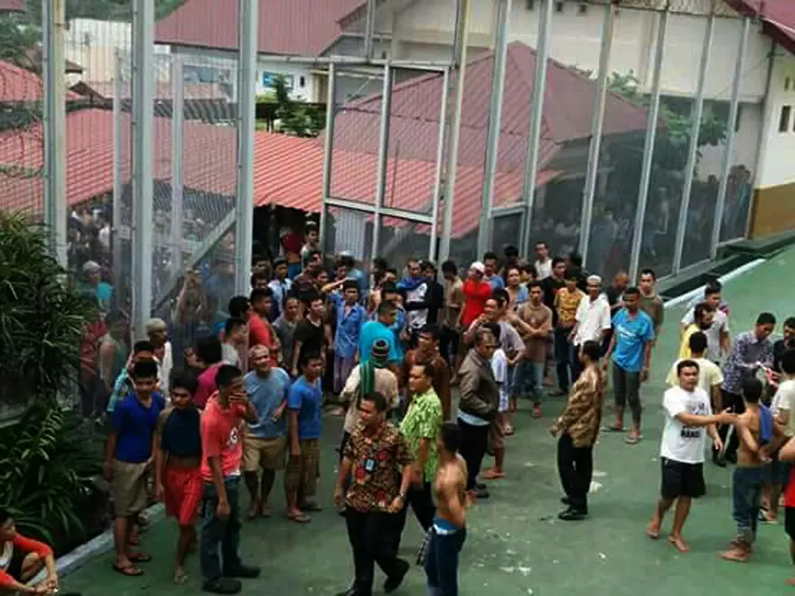 Sekitar 200 tahanan Rutan Pekanbaru, Riau, kabur dan lari ke semak-semak sekitar lokasi dan permukiman. (Liputan6.com/M Syukur)