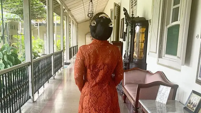 Pesona Sherina Munaf di Pura Mangkunegaran. (credit:instagram.com/sherinamunaf)