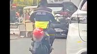 Viral Pemotor Berjaket Polisi, Helm Tidak Dipakai di Kepala tetapi Digantung di Motor