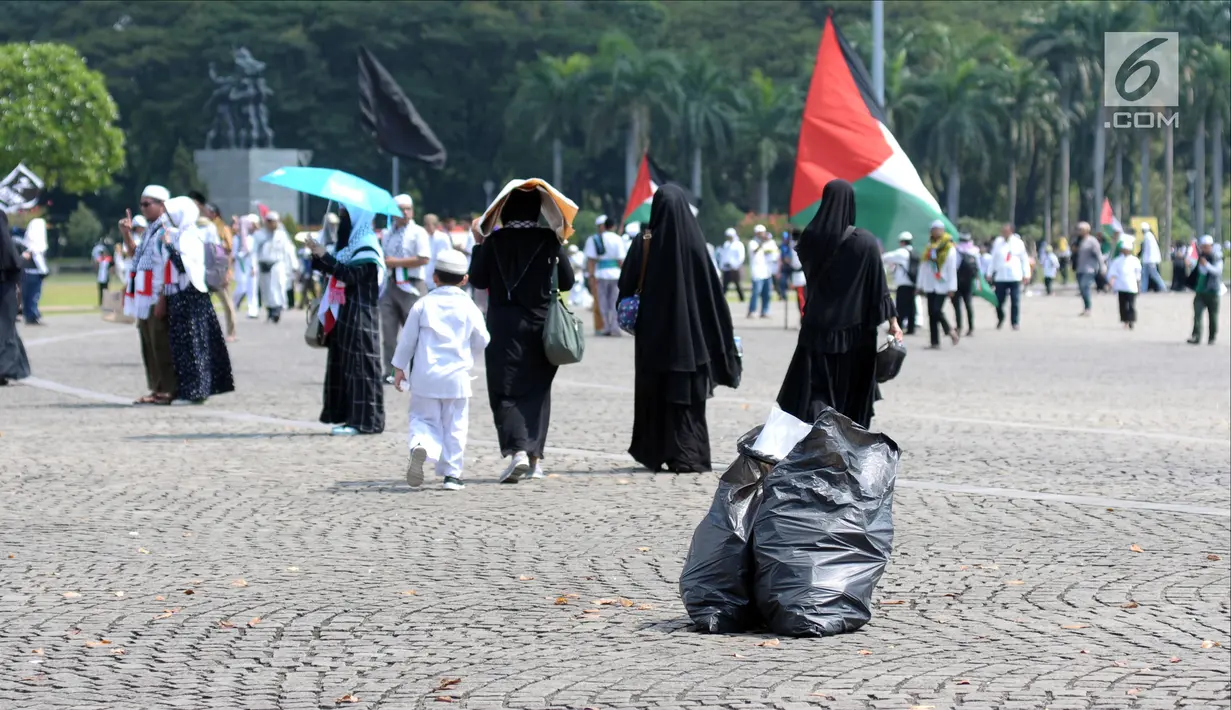 Peserta aksi berjalan meninggalkan halaman Monumen Nasional, Jakarta, Jumat (11/5). Ribuan umat muslim melakukan aksi menyoroti konflik Palestina dan Israel pada perebutan bangunan suci atau Baitul Maqdis di Yerusalem. (Liputan6.com/Helmi Fithriansyah)