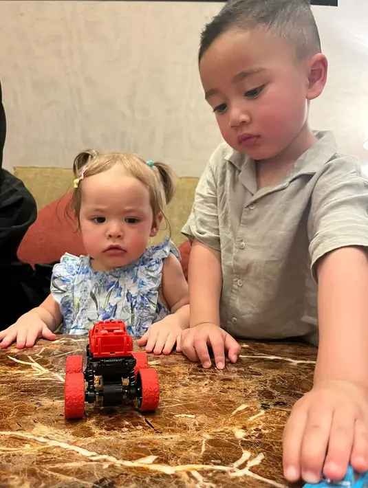 Rayyanza dan Kamari tampak begitu akrab saat bermain bersama. Anak artis yang kerap disapa Cipung itu juga tampak seperti kakak yang menjaga Kamari. Dua anak artis kesayangan netizen ini pun selalu bikin gemas dengan tingkah mereka. (Liputan6.com/IG/@raffinagita1717)