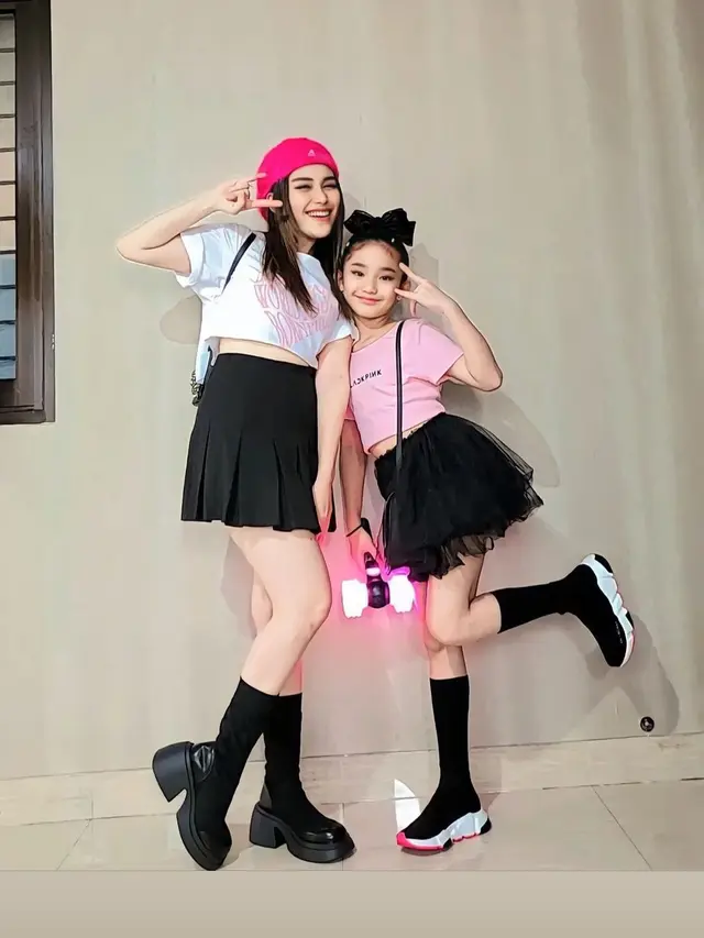 Potret Ayu Ting Ting dan Bilqis nonton konser BLACKPINK. (Foto: Instagram/ayutingting92)