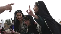 Wanita provinsi selatan Bushehr mengenakan pakaian tradisional selama upacara menjelang Tahun Baru Iran di Teheran, Iran (14/3/2022). Nowruz telah dirayakan secara luas melalui berbagai waktu dan era di seluruh wilayah kekaisaran Persia lama, Timur Tengah hingga Asia Tengah. (AP Photo/Vahid Salemi)