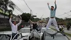 Ratusan pengemudi Uber saat unjuk rasa di Sao Paulo, Brasil (30/10). Mereka memprotes adanya aturan baru yang dibuat pemerintahannya dan dapat mengubah status mereka sama seperti taksi konvensional. (AP Photo / Andre Penner)