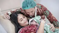 Gya Sadiqah melahirkan anak kedua di Rumah Sakit Bunda Jakarta pada 2 September 2022. Istri Tarra Budiman mengabarkan bayi berjenis kelamin perempuan itu dinamai Kayma Jayna Agyra. “Alhamdulillah.. telah lahir putri kedua kami: Kayma Jayna Agyra, 2 September 2022. Terima kasih semua doa dan cintanya,” tulisnya di akun Instagram terverifikasi, pada Sabtu (3/9/2022). (Foto: Bukaan Moment dari Instagram @gyaps)