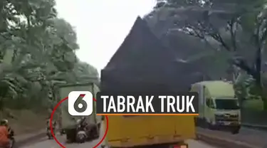 Niatnya merekam truk berjalan oleng. Pemotor tabrak bagian belakang truk.