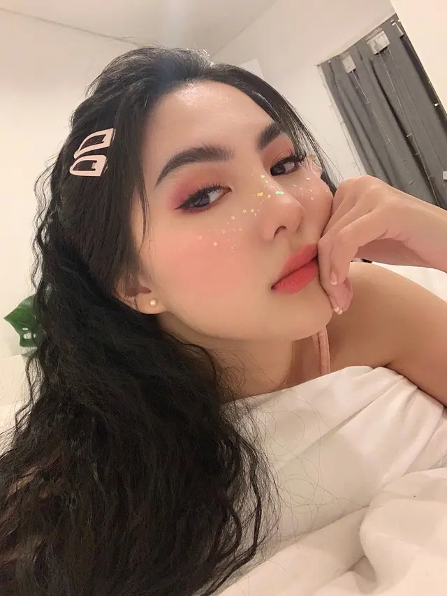 Potret Devienna, Beauty Vlogger 'Kembaran' Nayeon TWICE (sumber: instagram/@deviennaaa)