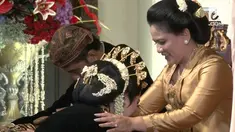 Kahiyang-Bobby sempat melakukan proses sungkem di atas pelaminan. Selain terharu, sempat terlihat pula Iriana Jokowi tertawa bahagia.