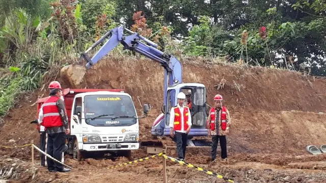 Presiden RI Joko Widodo (Jokowi) meresmikan dimulainya pembangunan jalur ganda (double track) kereta api Bogor-Sukabumi Tahap I, Jumat (15/12/2017). (Ilyas/Liputan6.com)