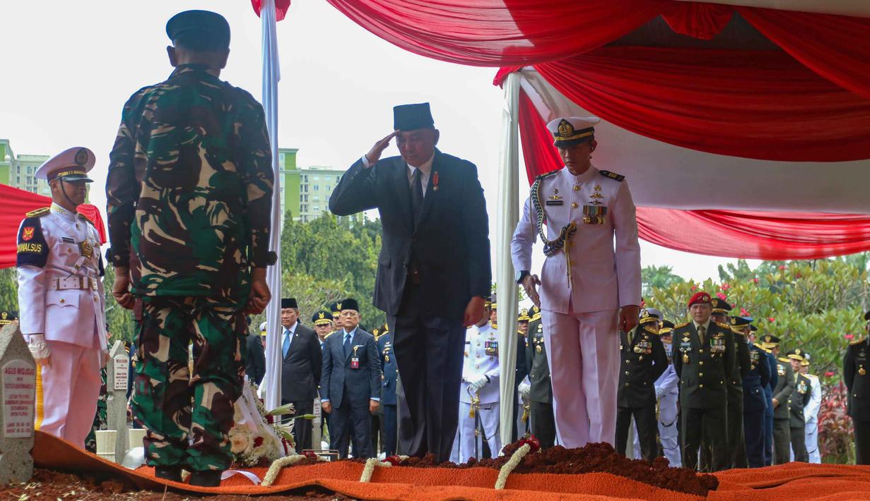 Sebelum dimakamkan, jenazah sempat disemayamkan di Gedung Kementerian Pertahanan (Kemhan) untuk mendapatkan penghormatan terakhir dari jajaran staf dan pejabat kementerian. Tampak dalam foto, Menteri Pertahanan Republik Indonesia, Sjafrie Sjamsoeddin saat prosesi pemakaman mantan Menteri Pertahanan, Juwono Sudarsono, di Taman Makam Pahlawan Nasional (TMPN), Kalibata, Jakarta, Minggu (29/3/2026). (merdeka.com/Arie Basuki)