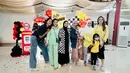 Senada dengan dokter Reisa, Olla Ramlan juga turut mengenakan blouse warna kuning dan hijab segi empat warna krem. (Instagram/tya_ariestya).