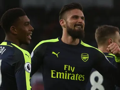 Para pemain Arsenal merayakan gol kedua yang tercipta akibat bunuh diri pemain Swansea, Jack Cork, pada laga Liga Inggris di Stadion Liberty, Inggris, Sabtu (14/1/2017). Arsenal berhasil menaklukkan tuan rumah 4-0. (AFP/Geoff Caddick)