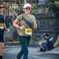 Banyak artis Tanah Air yang menyukai lari marathon. Seperti belum lama ini, banyak selebriti terbang ke Bali untuk mengikuti lari marathon yang diadakan oleh salah satu bang swasta. Ussy Sulistiawaty salah satu artis yang mengikuti. Berikut potretnya [Instagram/ussypratama]