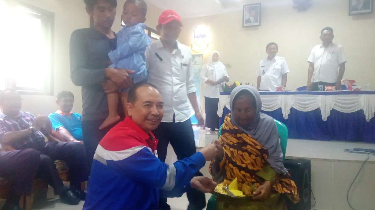 Area Manager PGE Karaha, Mawardi Agani memberikan nasi tumpeng ke nenek tua warga binaan PGE unit Karaha