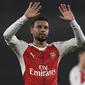 Gelandang Arsenal, Francis Coquelin, menyapa suporter usai mengalahkan Stoke. Hingga pekan ke-15, Arsenal berhasil 10 kali menang, empat kali seri dan baru satu kali kalah. (Reuters/Tony O'Brien)