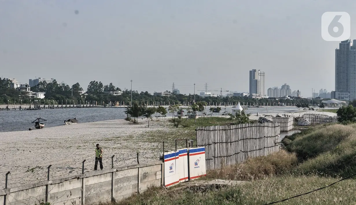 Petugas keamanan berjalan di lokasi proyek reklamasi Ancol, Jakarta, Rabu (8/7/2020). Polemik Reklamasi Ancol terjadi setelah Gubernur Anies Baswedan menerbitkan Keputusan Gubernur Daerah Khusus Ibukota Jakarta Nomor 237 Tahun 2020 terkait izin pelaksanaan. (merdeka.com/Iqbal S. Nugroho)