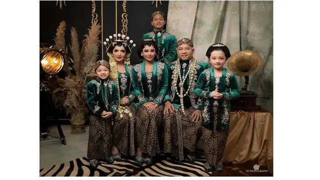 6 Gaya Pemotretan Keluarga Anang Hermansyah dan Ashanty ala Pengantin Jawa, Menawan
