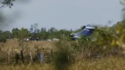 Sisa-sisa pesawat yang terbakar setelah gagal lepas landas dari Bandara Eksekutif Houston terlihat di Brookshire, Texas, Amerika Serikat, Selasa (19/10/2021). Pesawat jet tersebut membawa 18 penumpang menuju Boston. (Godofredo A. Vásquez/Houston Chronicle via AP)