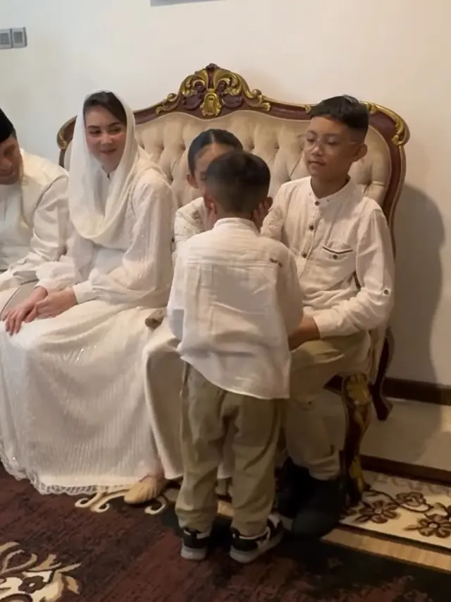 Gaya Busana Istri Pejabat saat Lebaran yang Mencuri Perhatian.