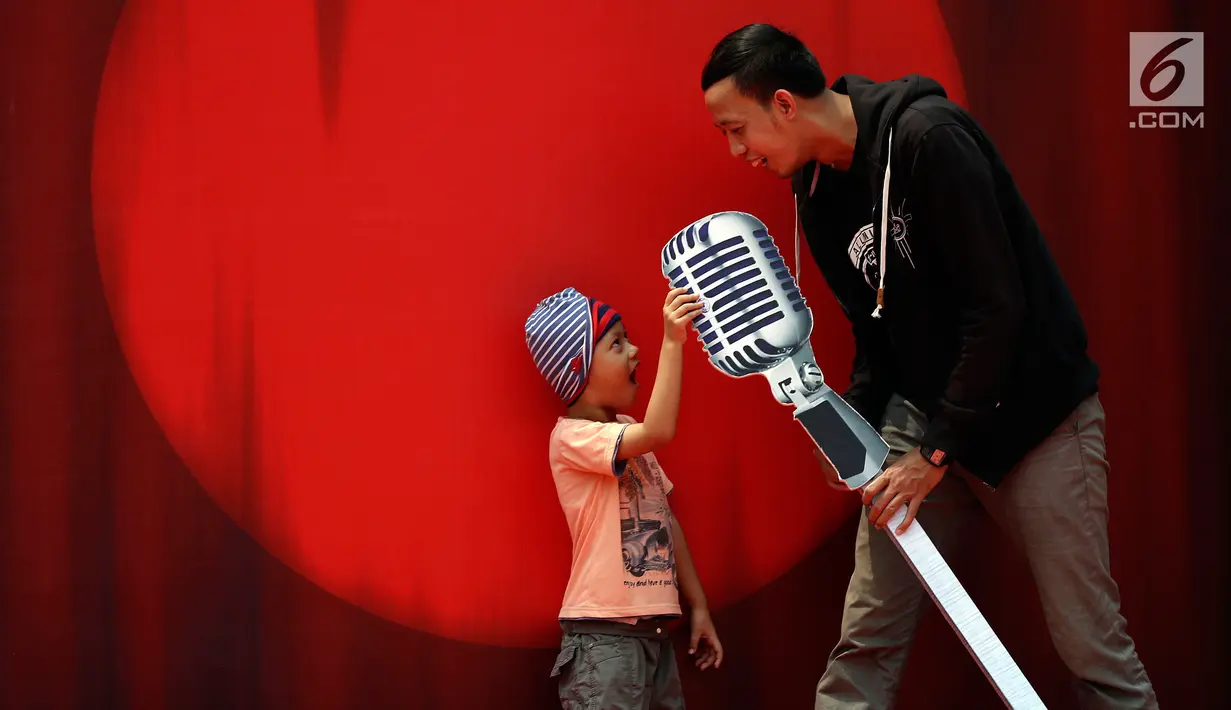 Pengunjung berswafoto di arena Jakarta Internasional Comedy Festival (JICOMFEST) 2019 hari pertama, JIExpo, Kemayoran, Jakarta, Sabtu (3/8/2019). JICOMFEST 2019 menampilkan komedian dengan berbagai kategori. (Liputan6.com/JohanTallo)