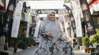 Gamis Motif Bunga Muslimah untuk Perayaan Maulid Nabi 2025. (Foto: Gemini AI)
