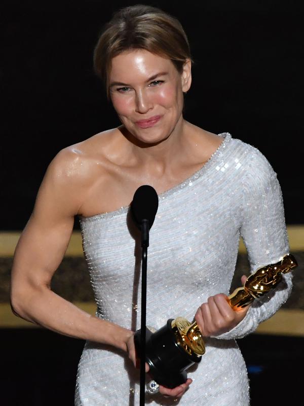 Aktris Renee Zellweger memberikan pidato saat menerima piala Oscar di atas panggung ajang Academy Awards ke-92 di Dolby Theatre, Los Angeles, Minggu (9/2/2020). Renee Zellweger berhasil menyabet penghargaan sebagai Aktris Terbaik lewat perannya di film 'Judy'. (Mark RALSTON / AFP)