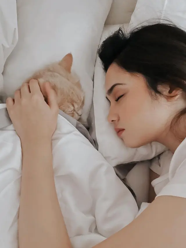 Syifa Hadju dan Kucing