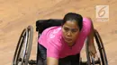 Pebulutangkis Jabar, Sri Marwati saat laga melawan Sudarti (Yogyakarta) pada Indonesia Para Games Invitational Tournament 2018 di Istora Senayan, Jakarta, Rabu (27/6). (Liputan6.com/Helmi Fithriansyah)