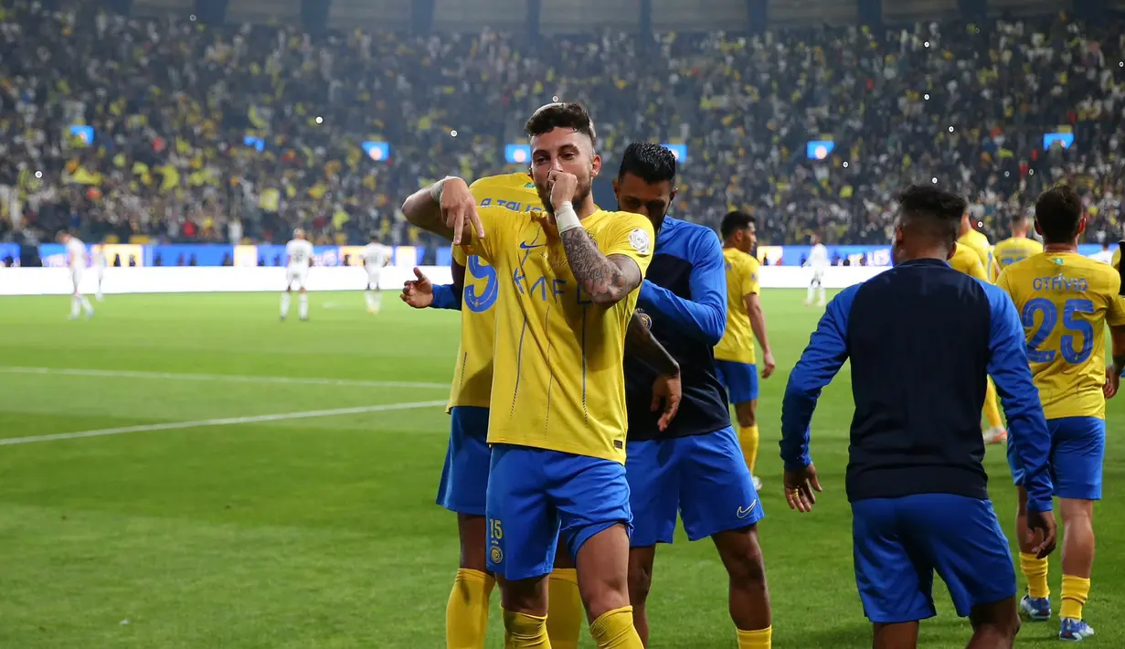 Selebrasi pemain Al Nassr, Alex Telles, setelah mencetak gol ke gawang Al Ettifaq dalam pertandingan lanjutan Saudi Pro League 2023/2024 yang berlangsung di Al Awwal Park, Jumat (22/12/2023). (X/Al Nassr FC)