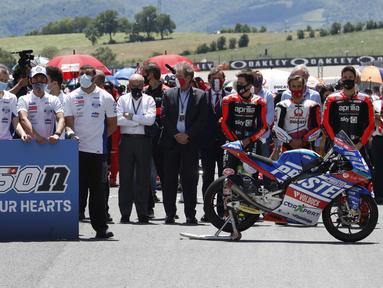Anggota tim CarXpert PrustelGP beserta sejumlah pebalap MotoGP melakukan penghormatan terakhir bagi Jason Dupasquier sebelum dimulainya balapan MotoGP Italia di Sirkuit Mugello. (Foto: AP Photo/Antonio Calanni)