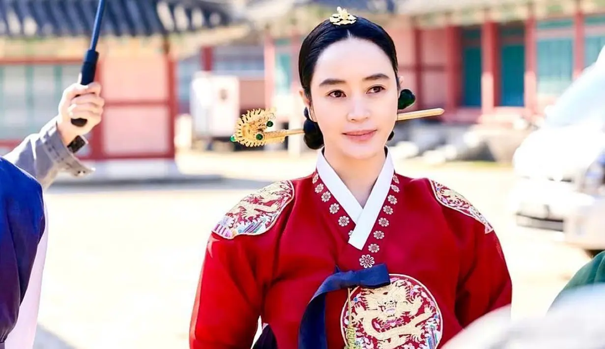 <p>Kim Hye Soo bintang Under The Queen's Umbrella (Foto: Instagram hs_kim_95)</p>