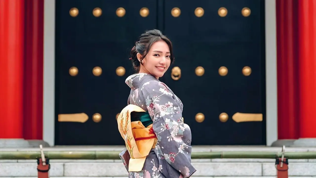 FOTO: Gaya Menawan Manda Cello Pakai Kimono Ini Curi Perhatian