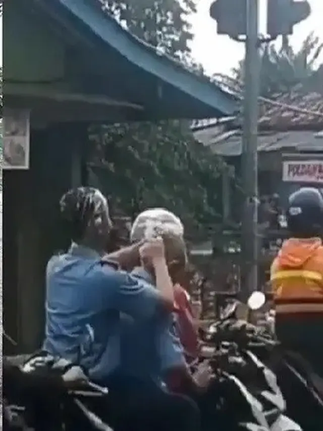 6 Momen Lucu di Tengah Hujan Bersama Sahabat, Bikin Senyum