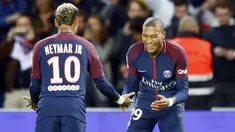Pemain Paris Saint Germain, Kylian Mbappe (kanan) dan Neymar merayakan gol saat melawan Lyon pada lanjutan ligue 1 Prancis di Parc des Princes stadium, Paris, (17/9/2017). PSG menang 2-0. (AP/Francois Mori)