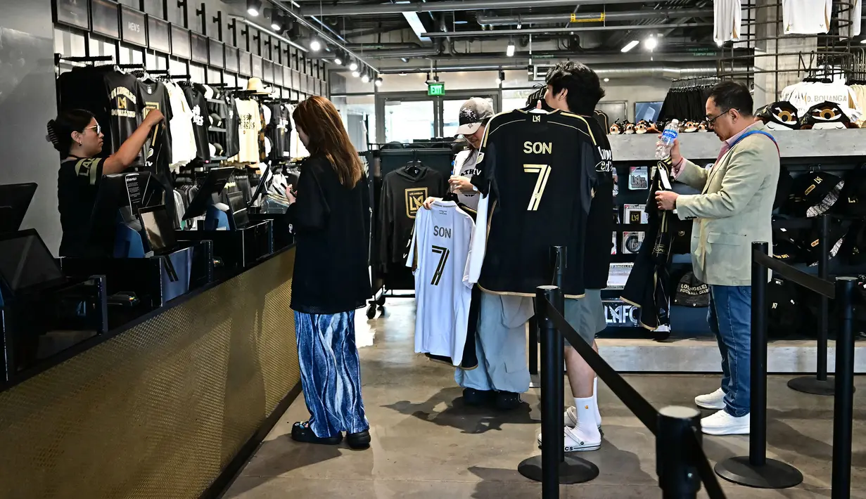 Sejumlah fans Los Angeles FC sedang mengantri jersey pemain baru mereka, Son Heung-min di toko ofisial yang terletak di BMO Stadium, Los Angeles, Amerika, Rabu (06/08/2025). (AFP/Frederic J. Brown)