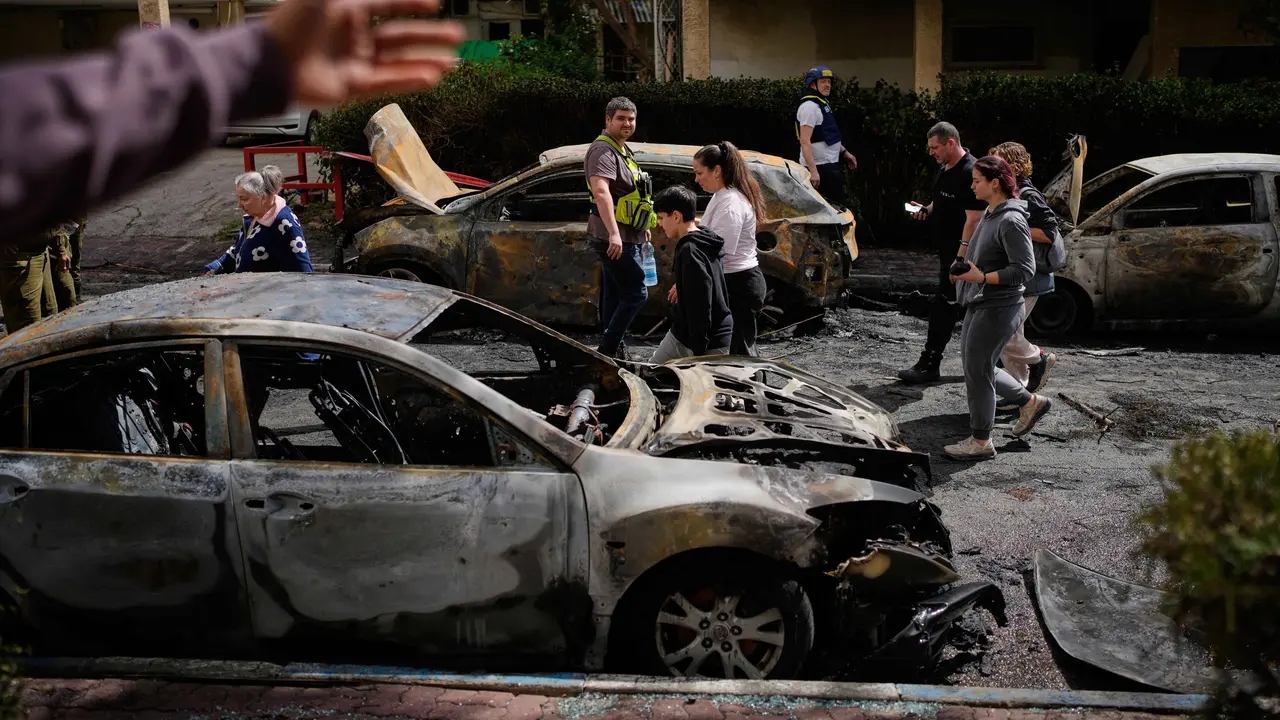 Serangan Rudal Iran Hantam Petah Tikva Israel Tengah, Sejumlah Kendaraan Hangus Terbakar