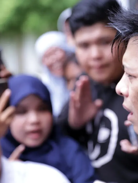 Usai menggelar shalat jenazah, Ariel secara terbata-bata hingga ia menahan air matanya ketika bercerita tentang sosok Almarhum Nazrmul Irphan dimata Ariel NOAH. (Adrian Putra/Bintang.com)
