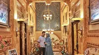 Arie K Untung berkesempatan mengunjungi rumah berlapis emas di Palu, Sulawesi Tengah (Dok. Instagram/@ariekuntung/https://www.instagram.com/p/B4s_isMHwZ-/Komarudin)