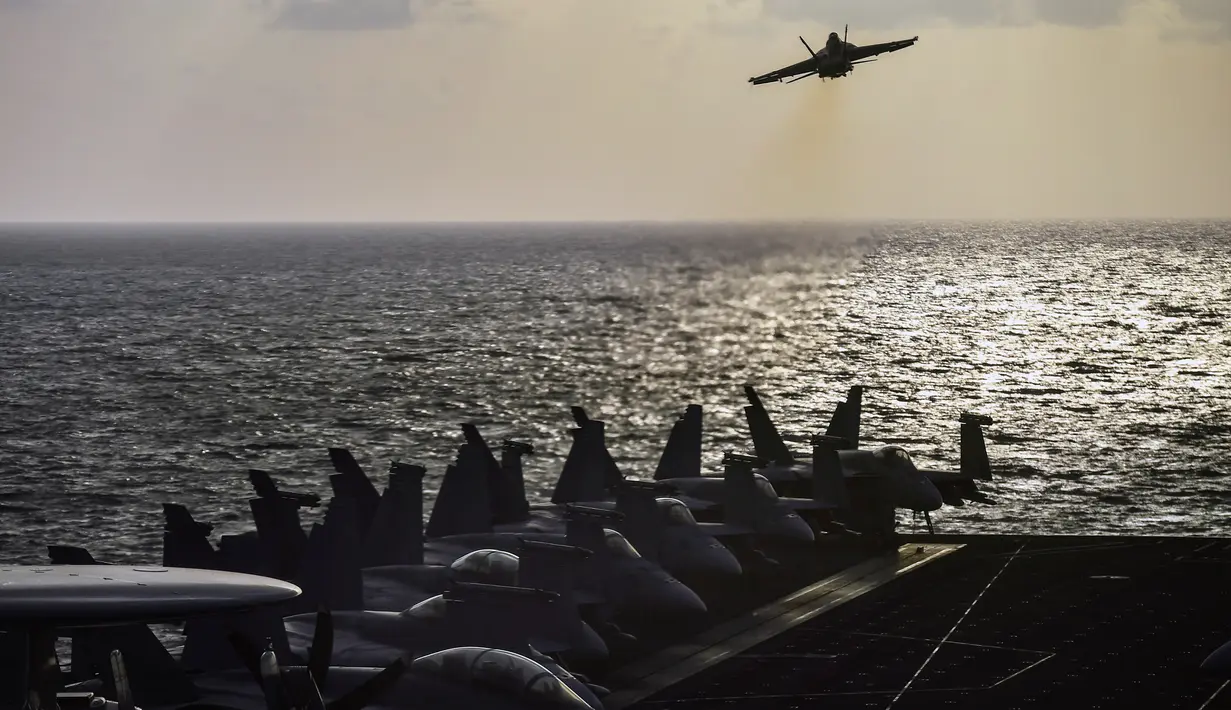 Sebuah jet tempur F18 lepas landas dari kapal induk Harry S Truman di Laut Mediterania Timur (8/5). Kapal Harry S Truman adalah kapal induk kelas Nimitz kedelapan dari Angkatan Laut Amerika Serikat. (AFP/Aris Messinis)