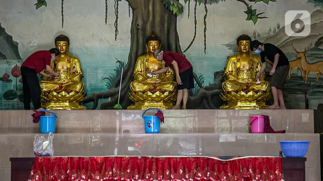 FOTO: Ritual Mencuci Patung Dewa Jelang Tahun Baru Imlek
