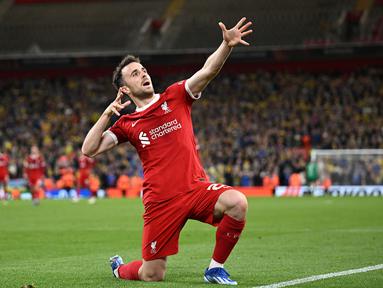 Pemain Liverpool, Diogo Jota melakukan selebrasi setelah mencetak gol kedua timnya ke gawang Union Saint-Gilloise pada laga Grup E Liga Europa 2023/2024 yang berlangsung di Anfield, Inggris, Jumat (6/10/2023) dini hari WIB. Liverpool menang dengan skor 2-0. (AFP/Oli Scarff)