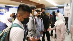 Pencari kerja mengamati penjelasan pihak perusahaan yang menyediakan lowongan kerja di Jakarta Job Fair 2022, di Plaza Semanggi, Jakarta, Rabu (26/10/2022). Bursa lowongan kerja yang diikuti 40 perusahaan dengan 6822 lowongan pekerjaan ini dipenuhi pencari kerja dari berbagai wilayah Jabodetabek dan sekitarnya. (Liputan6.com/Herman Zakharia)