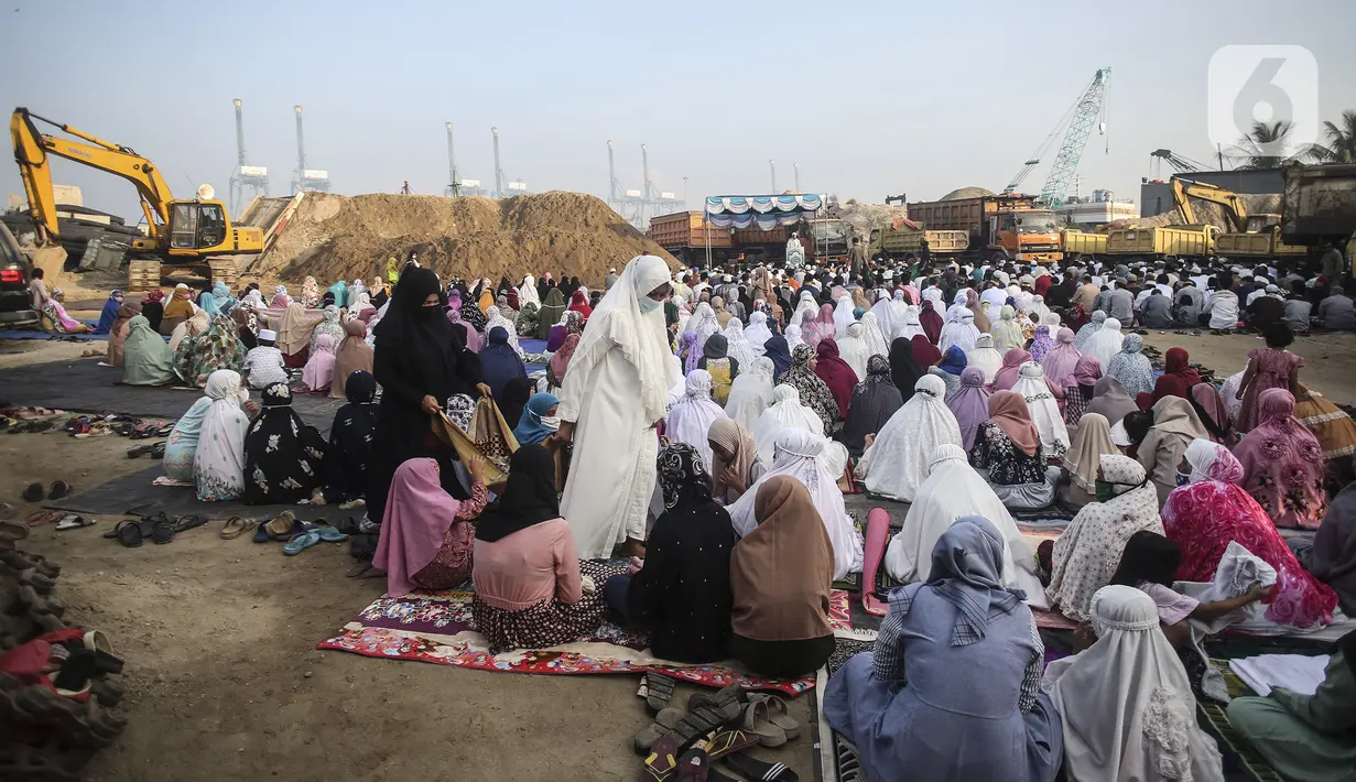 Suasana pelaksanaan salat Idul Adha 1442 H berjemaah di Kali Baru, Cilincing, Jakarta, Selasa (20/7/2021). Salat tetap dilaksanakan saat pemberlakuan pembatasan kegiatan masyarakat (PPKM) Darurat untuk mencegah penularan COVID-19. (Liputan6.com/Johan Tallo)